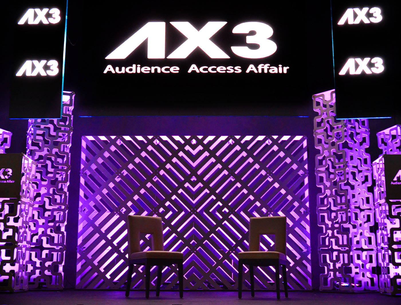 Comb SuperWall shines on stage with Clover at AX3