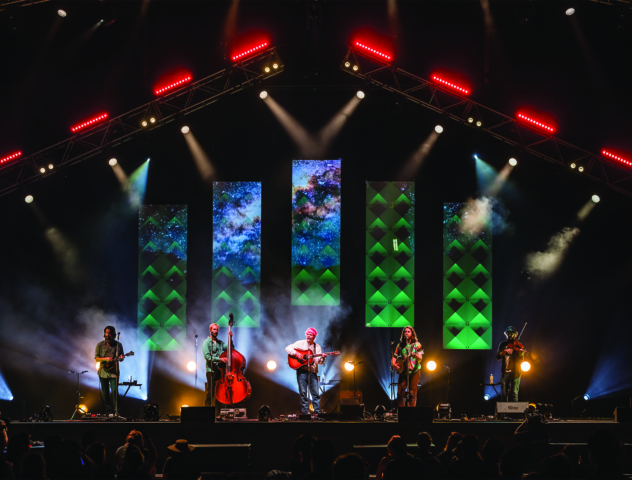 Billy Strings Band at Bonnaroo using ATOMIC Pyramid Modular System Backdrop_Jesse Faatz Photography